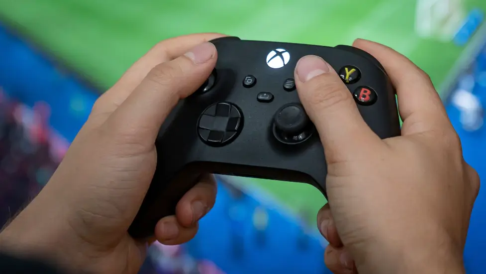 Xbox Series X/S: Microsoft plant offenbar neuen Controller mit haptischem Feedback